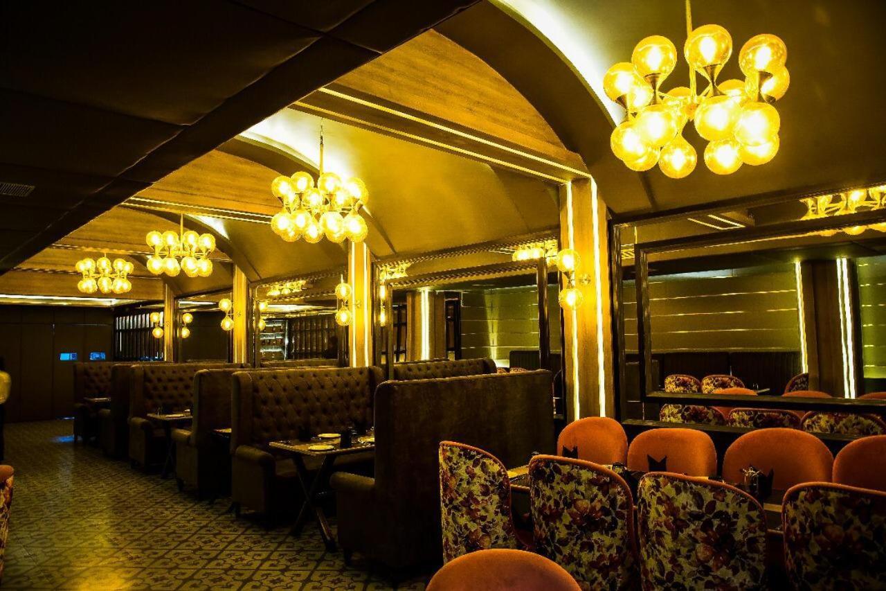 Dng The Grand Hotel Канпур Екстериор снимка