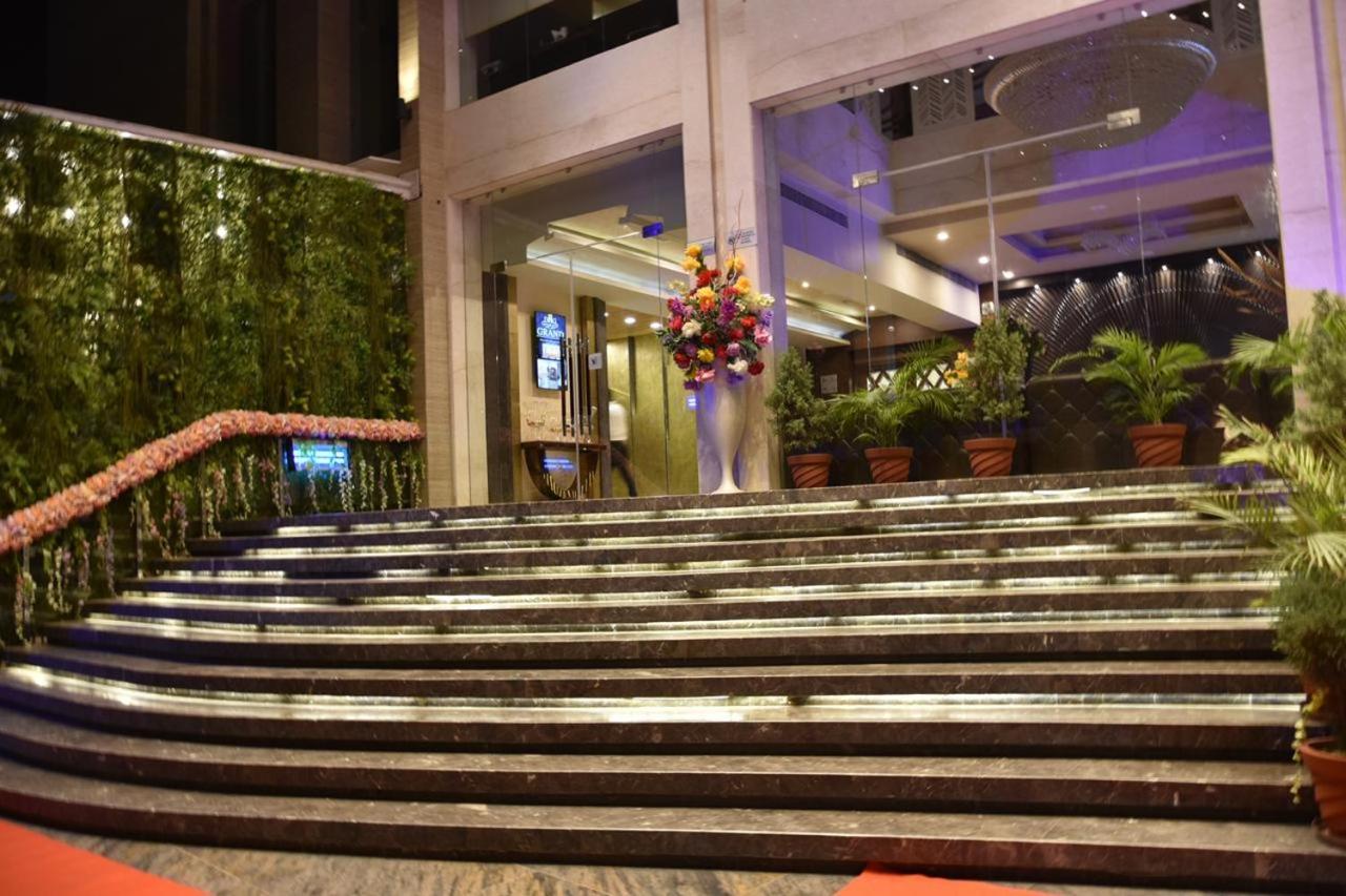 Dng The Grand Hotel Канпур Екстериор снимка