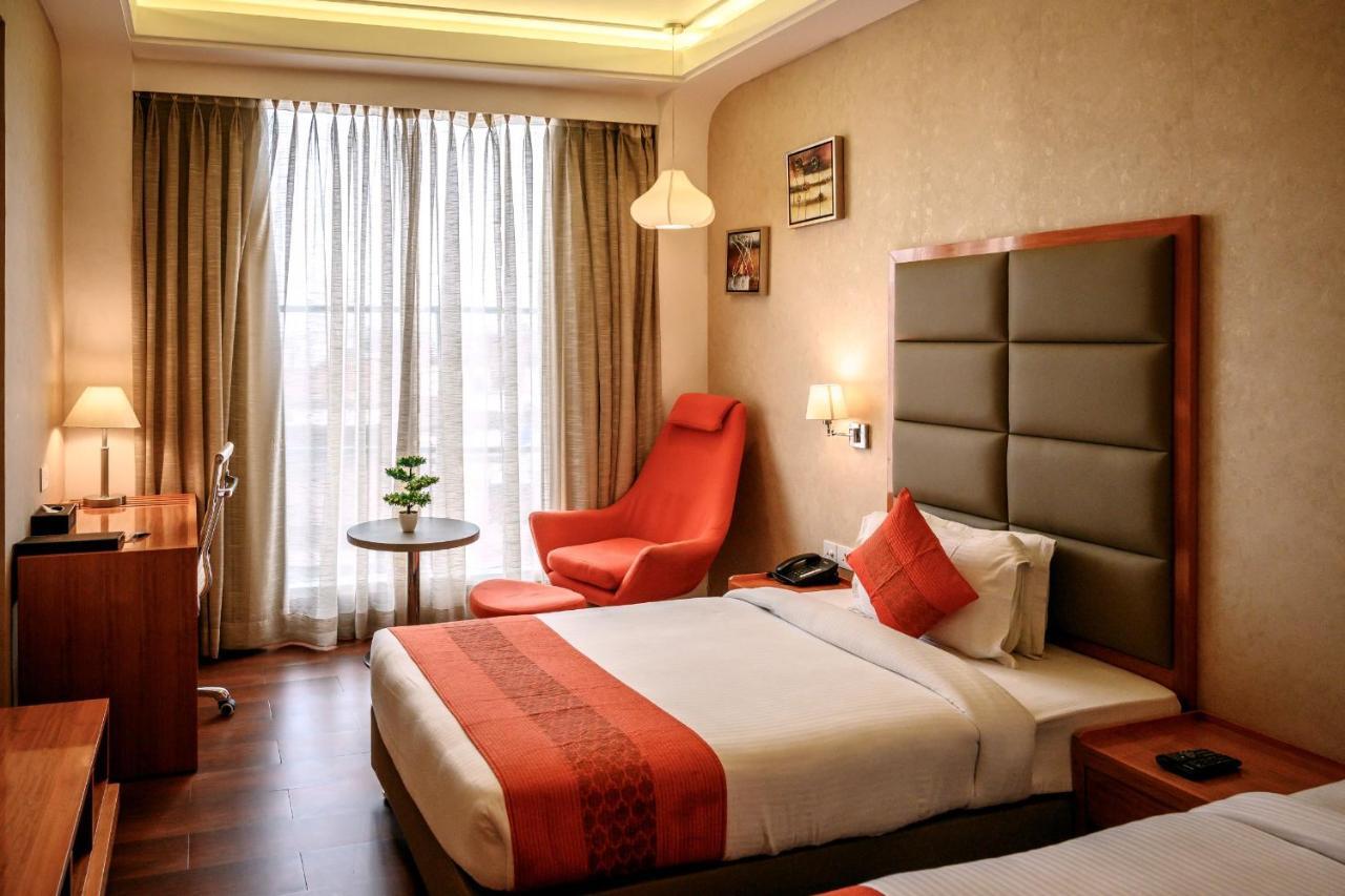 Dng The Grand Hotel Канпур Екстериор снимка