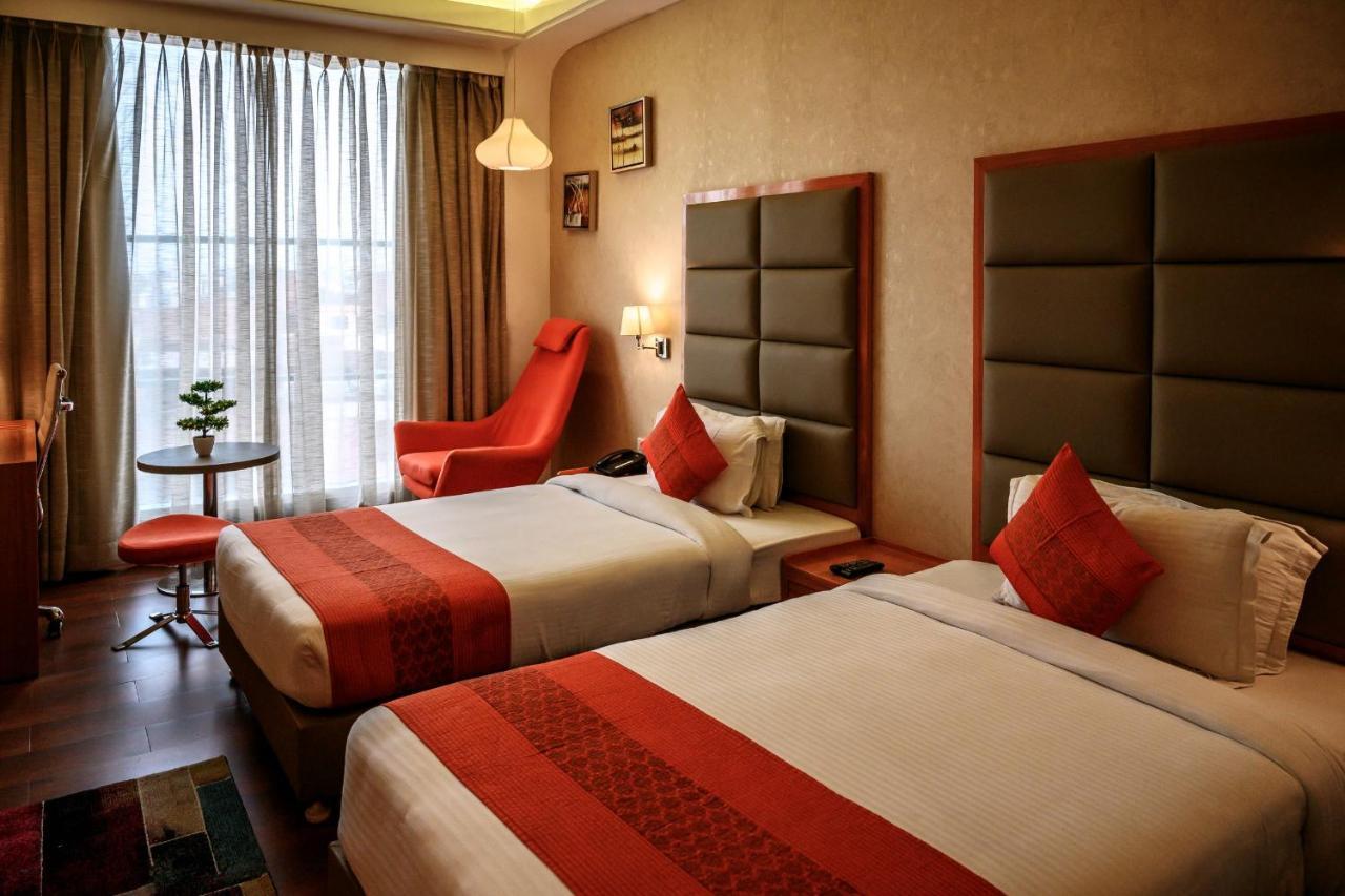 Dng The Grand Hotel Канпур Екстериор снимка
