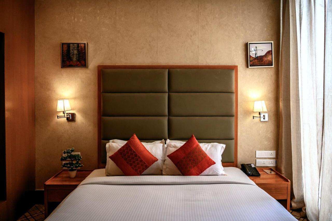 Dng The Grand Hotel Канпур Екстериор снимка