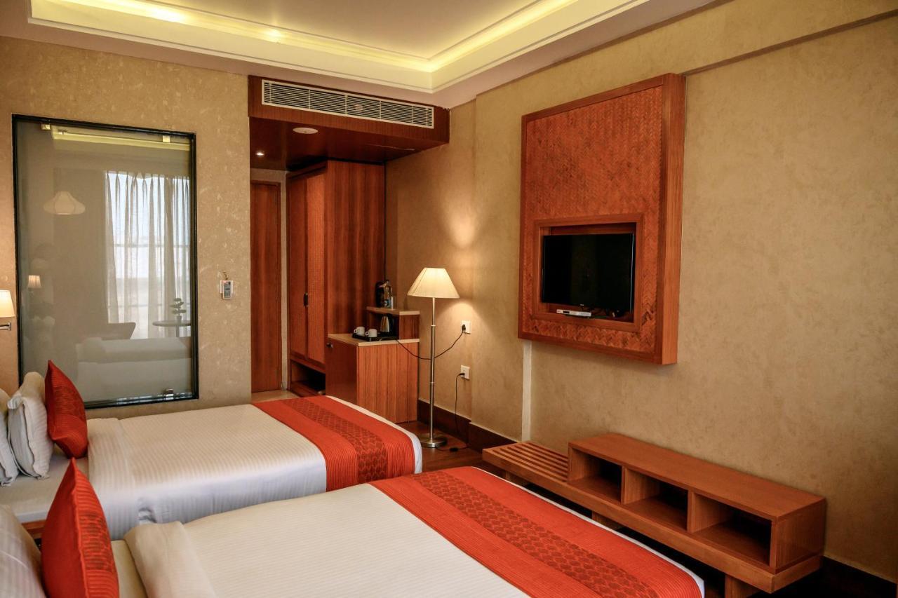Dng The Grand Hotel Канпур Екстериор снимка